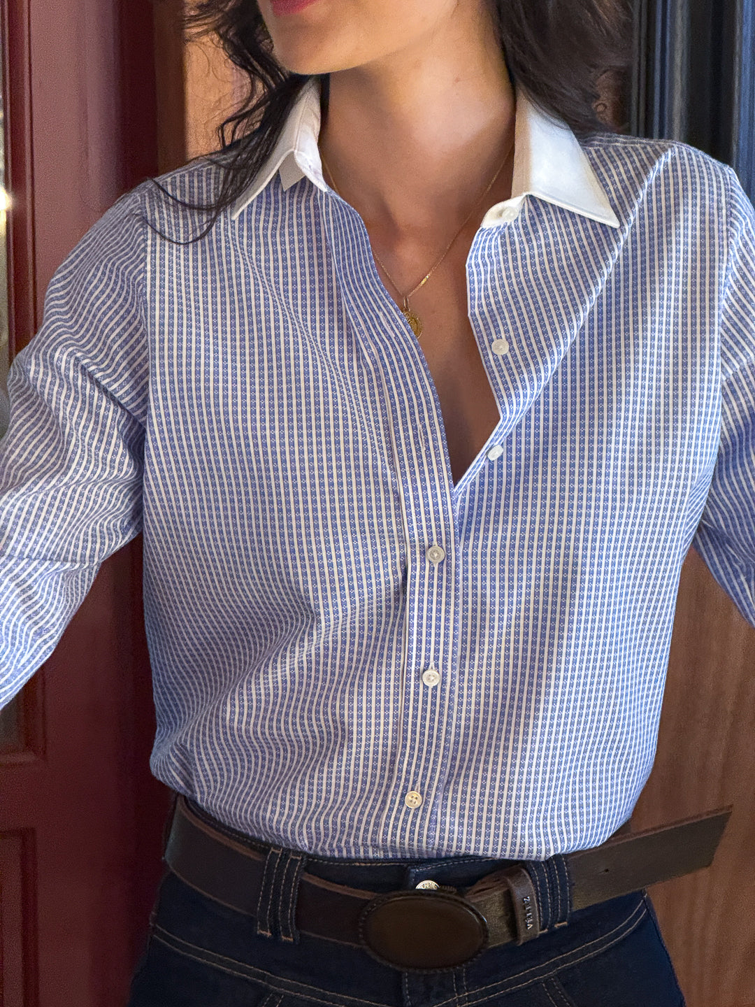BLUSA  DAMA AZUL CUELLO Y PUÑO BLANCO